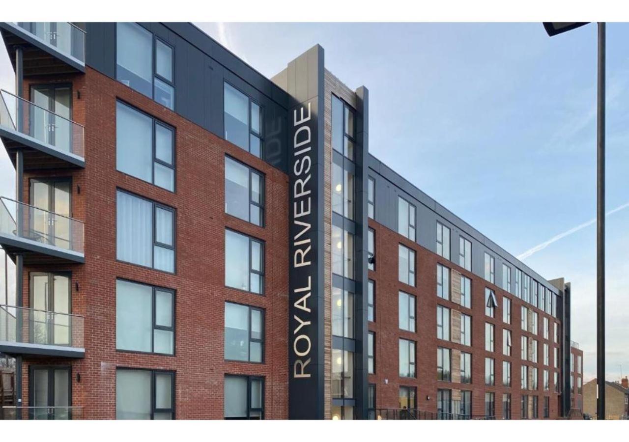 Royal Riverside Centre - Opulent Living Apartment